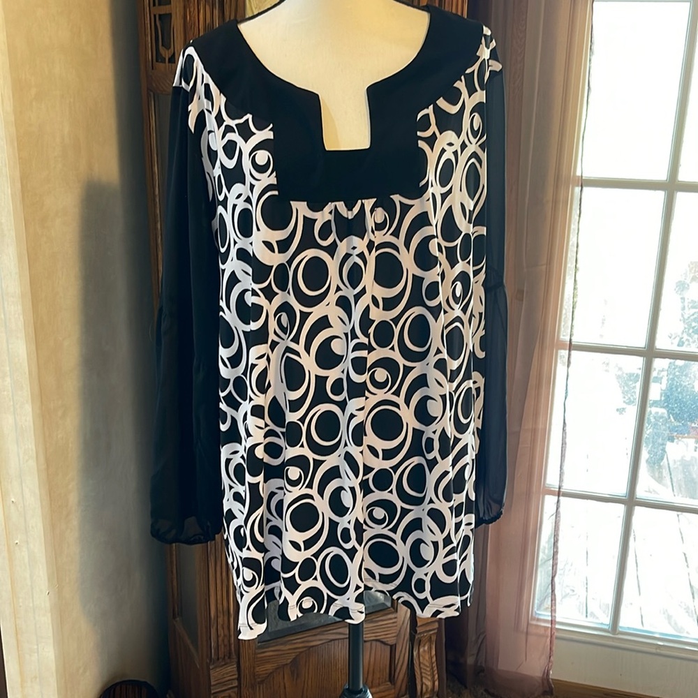 Avenue sheer sleeved, top. Black & white colored. Size 26/28.